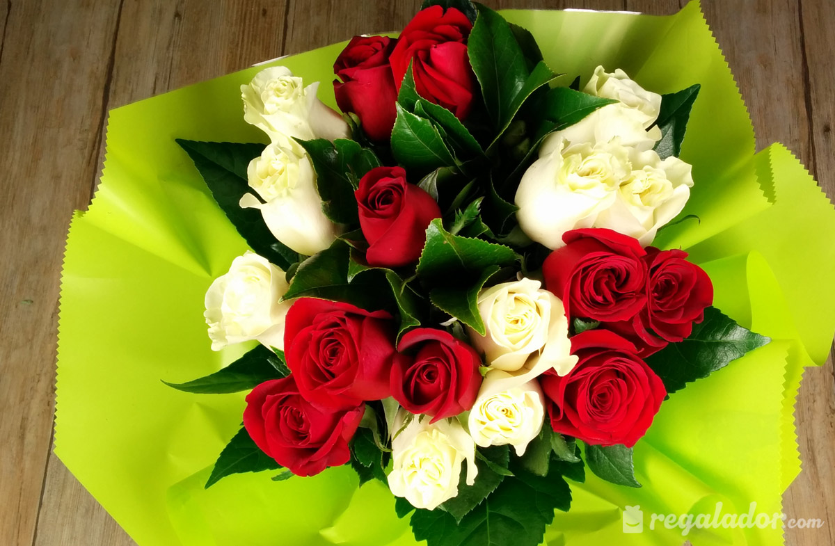 Regalador.com - Ramo de rosas rojas y blancas