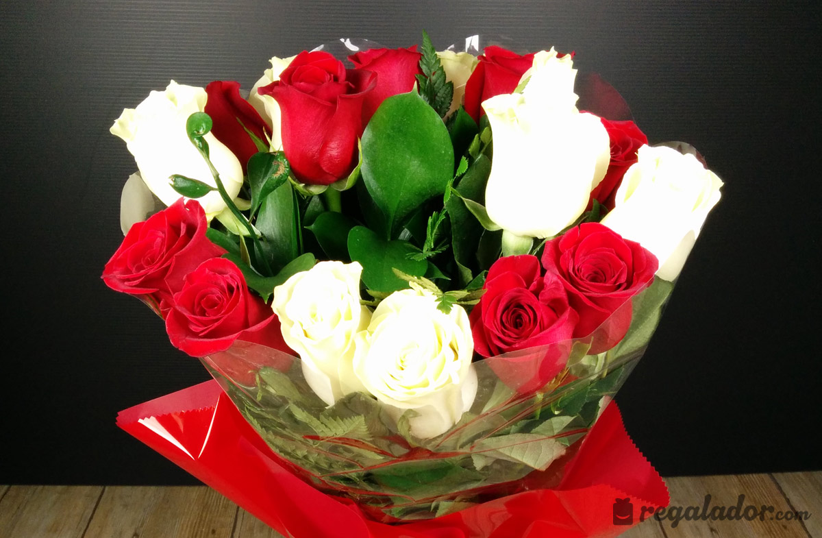 Regalador.com - Ramo de rosas rojas y blancas