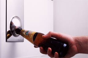El imán abrebotellas más práctico para la nevera