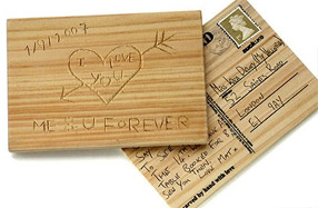 Romántica postal de madera