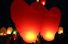 Linternas voladoras con forma de corazón