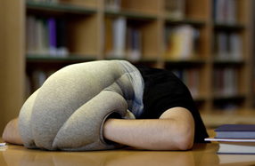 Ostrich Pillow: el invento para descansar donde quieras