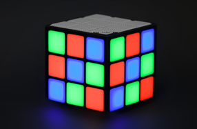 Altavoz con luces en forma de cubo de Rubik