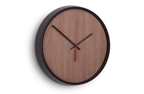 Reloj de pared de madera y níquel
