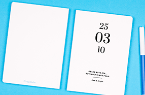 Libreta minimalista con fecha y texto personalizado