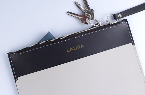 Cartera de mano en cuero y personalizada