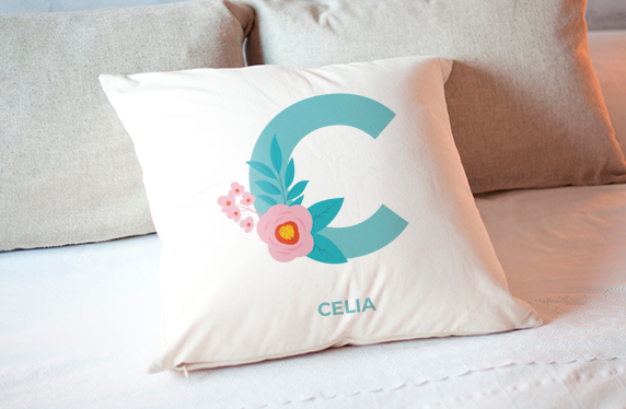 Cojín personalizado con inicial y nombre