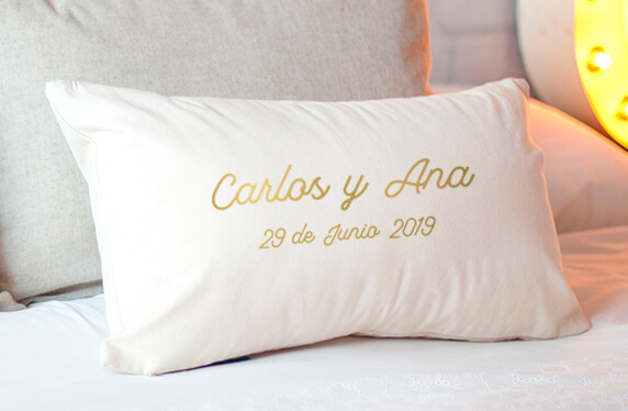Cojín personalizado en foil con nombre