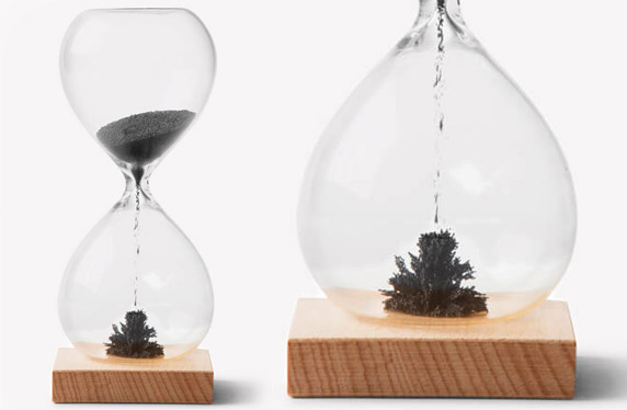 Reloj de cristal con arena magnética