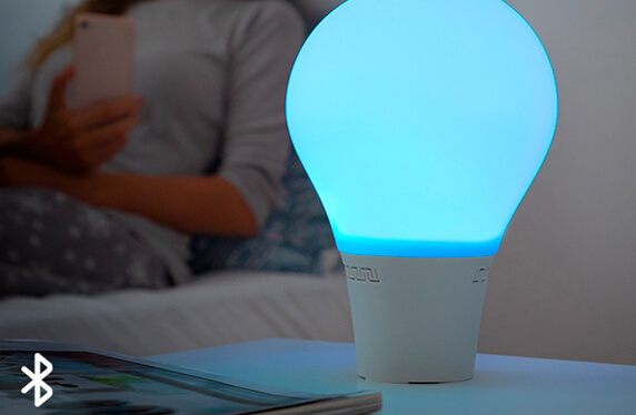 La lámpara LED con forma de bombilla