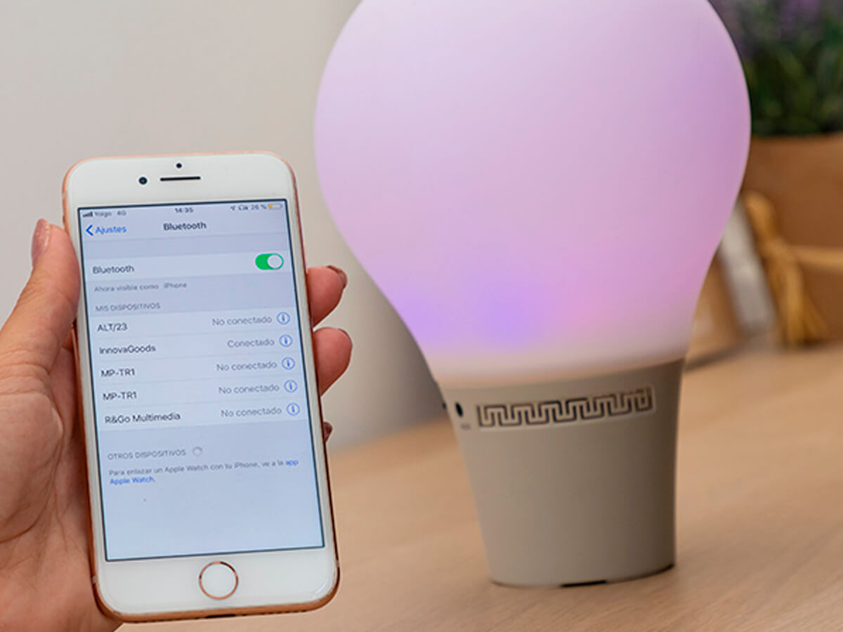 La lámpara LED con forma de bombilla