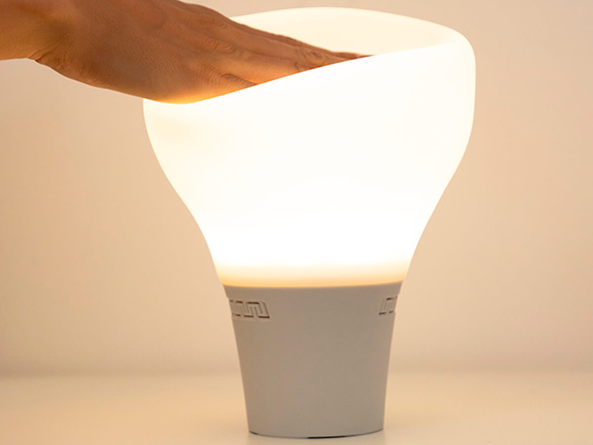 La lámpara LED con forma de bombilla