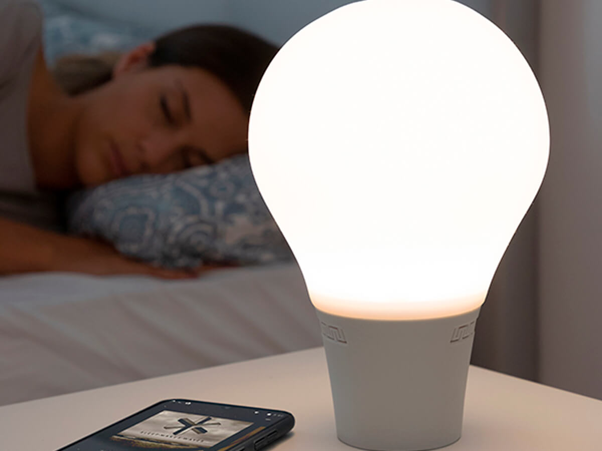 La lámpara LED con forma de bombilla