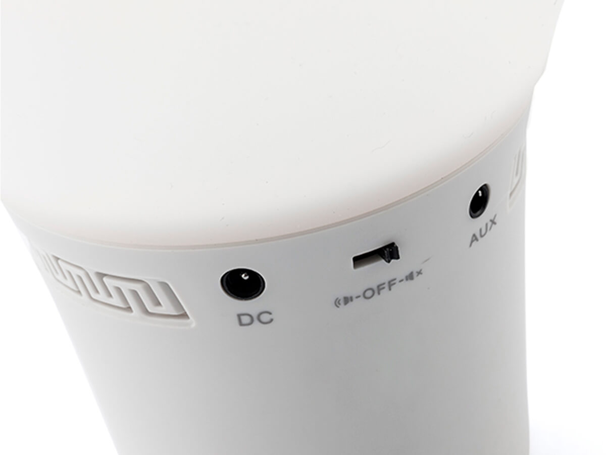 La lámpara LED con forma de bombilla