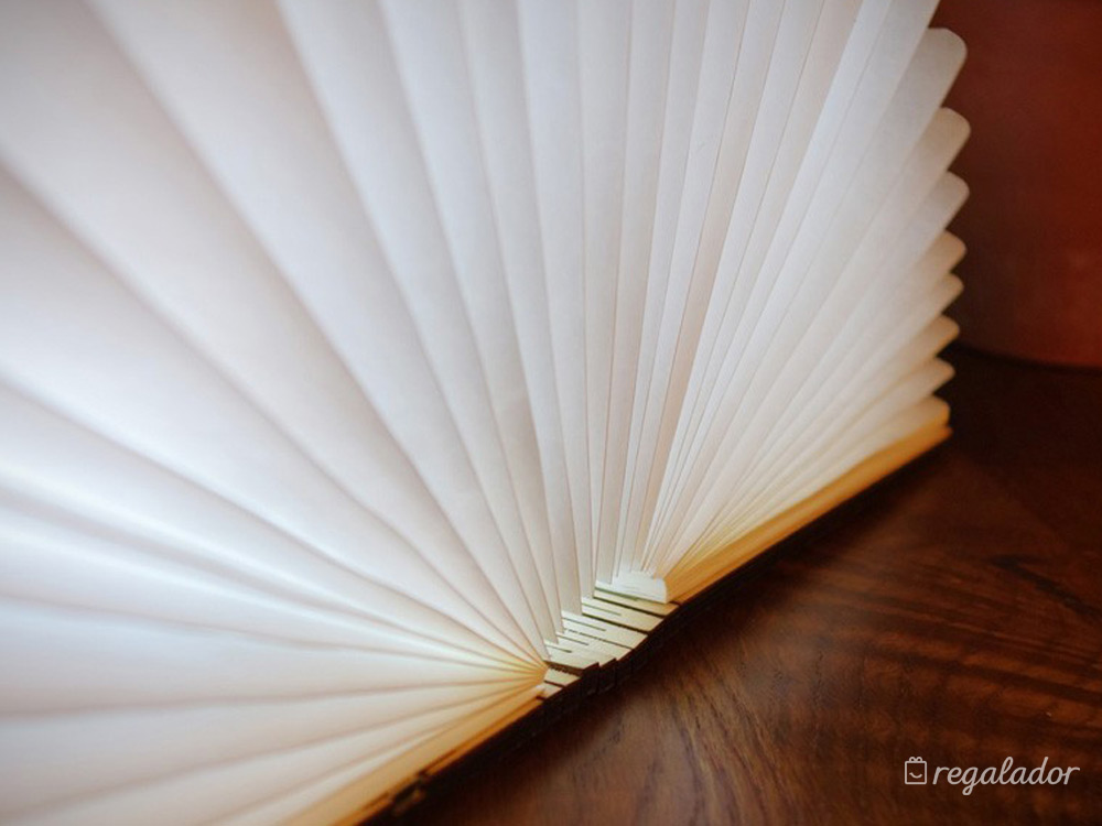 El libro que se transforma en una lámpara