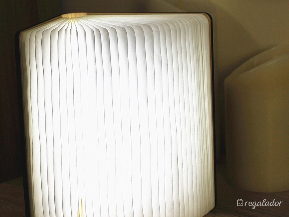 El libro que se transforma en una lámpara