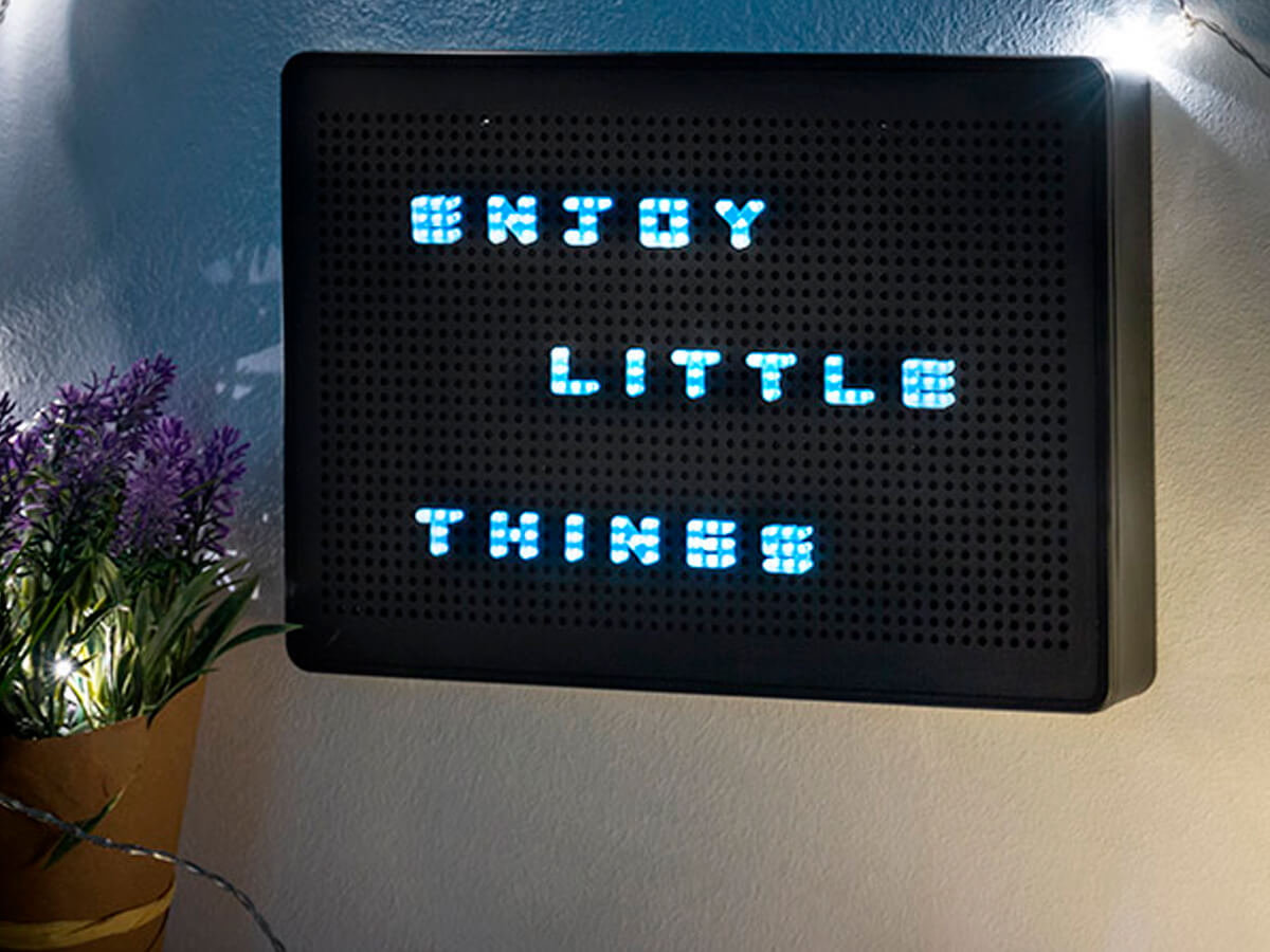 Tablero de letras con luz para dejar mensajes